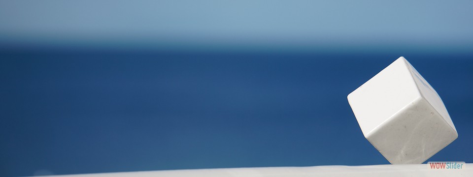 weisser_Wuerfel_vor_blauem_Meer