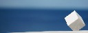 weisser_Wuerfel_vor_blauem_Meer